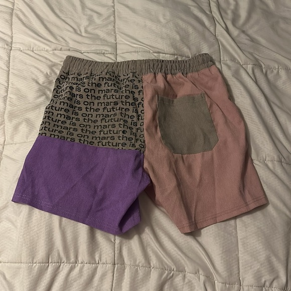 Men’s Size Small Colorful Designer Future is on Mars Shorts - Picture 2 of 3